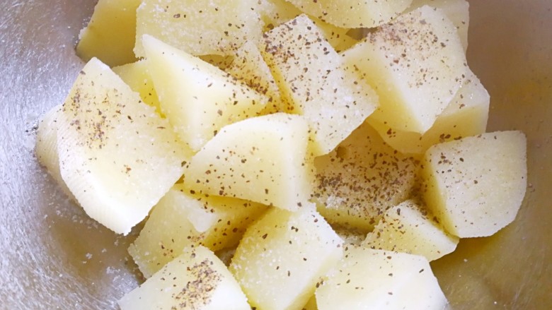 卡派纳土豆～两种吃法,加入一点盐和黑胡椒粉