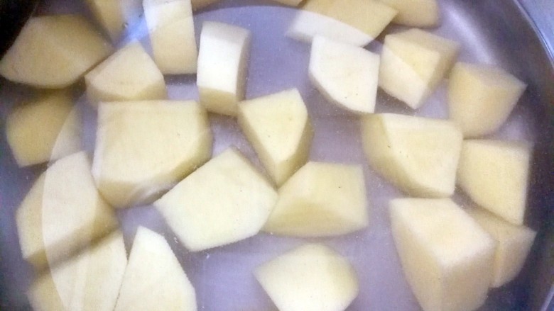 卡派纳土豆～两种吃法,土豆放进锅里，锅里放水，把土豆煮熟