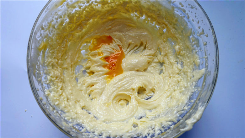 樱花抹茶心形蛋糕,<a style='color:red;display:inline-block;' href='/shicai/ 9'>鸡蛋</a>打散，分次少量的加入黄油中，拌匀。