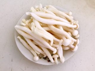 菌类料理＋砂锅菌菇汤,白玉菇清洗干净，沥干水分