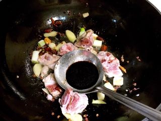 菌类料理＋砂锅菌菇汤,加入生抽，翻炒均匀