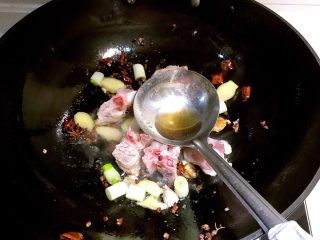 菌类料理＋砂锅菌菇汤,炒锅烧热后加入少许大豆色拉油，油烧热后加入葱花和蒜片炒出香味，加入脊骨，加入料酒，翻炒1分钟