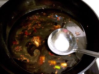 菌类料理＋砂锅菌菇汤,加入白糖，大火烧开，煮5分钟，把脊骨捞出来