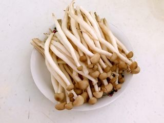 菌类料理＋砂锅菌菇汤,蟹味菇清洗干净，沥干水分