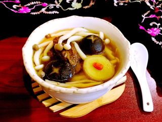 菌类料理＋砂锅菌菇汤,鲜香浓郁的菌菇汤，营养的丰富，鲜味十足~