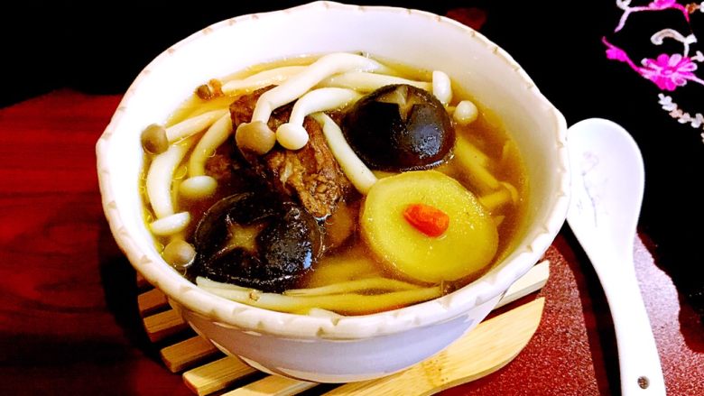 菌类料理＋砂锅菌菇汤,鲜香浓郁的菌菇汤，营养的丰富，鲜味十足~