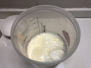 双色酸奶,不要一次性全加进去，先加到一半，方便搅拌