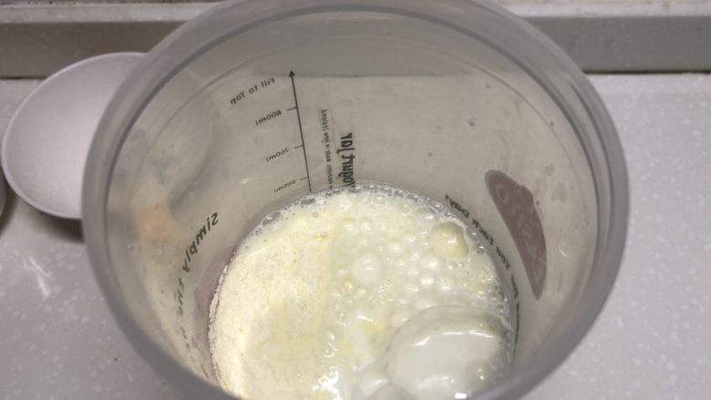 双色酸奶,不要一次性全加进去，先加到一半，方便搅拌