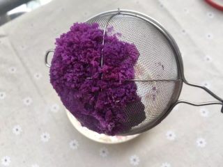 双色酸奶,紫薯蒸熟后过筛压出紫薯泥，不过筛也可以的，用勺子压成泥，过筛更细腻