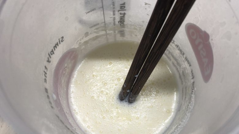 双色酸奶,用筷子搅匀，等到奶粉和糖全部融化