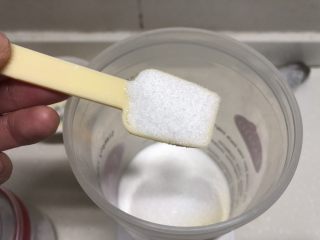 双色酸奶,加细砂糖，可以根据自己口味增减，一般40-50克就可以了，不喜欢太甜