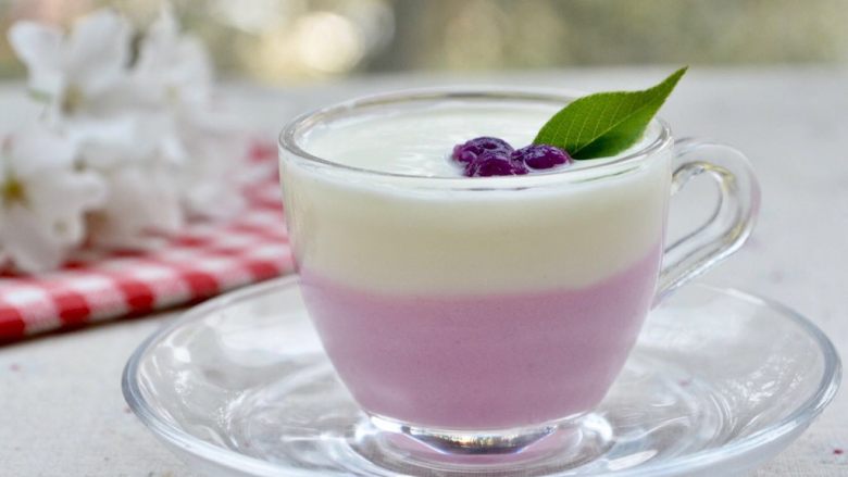 双色酸奶,半杯拌入紫薯泥，再倒入一半原味，漂亮的双色酸奶就做好啦