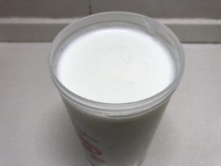 双色酸奶,再加满水，这个杯子是1升的，所以水我就不称了，直接加满