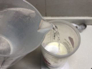 双色酸奶,因为天冷，我加了温水，大概手温，不要用开水，夏天也可以用冷水