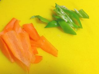 黑白菜★实用快手系列「白菜炒木耳」,胡萝卜切斜角片，尖椒切三块。备用。