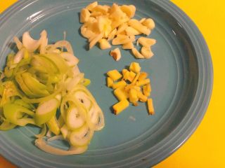黑白菜★实用快手系列「白菜炒木耳」,准备一些葱花和姜沫和蒜沫。