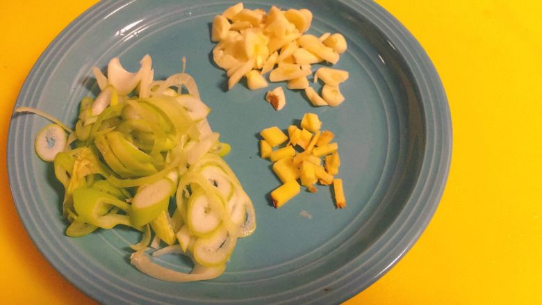 黑白菜★实用快手系列「白菜炒木耳」,准备一些葱花和姜沫和蒜沫。