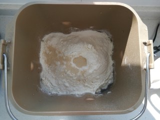 洋葱猪肉包,把面粉，水，酵母放入面包机中