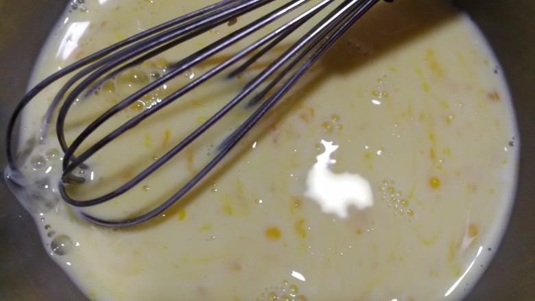 牛奶鸡蛋羹,用蛋抽轻轻搅打均匀