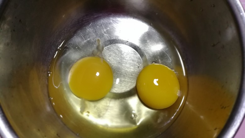 牛奶鸡蛋羹,鸡蛋打入小盆內