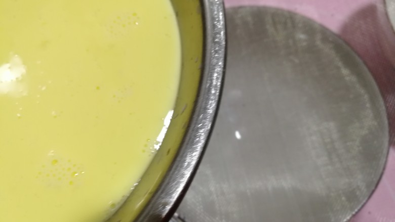 牛奶鸡蛋羹,搅匀后的蛋液过筛倒入碗中。