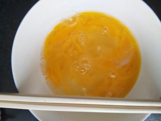 八珍黄韭饺子,加点水搅拌均匀（这样炒的会很好看）