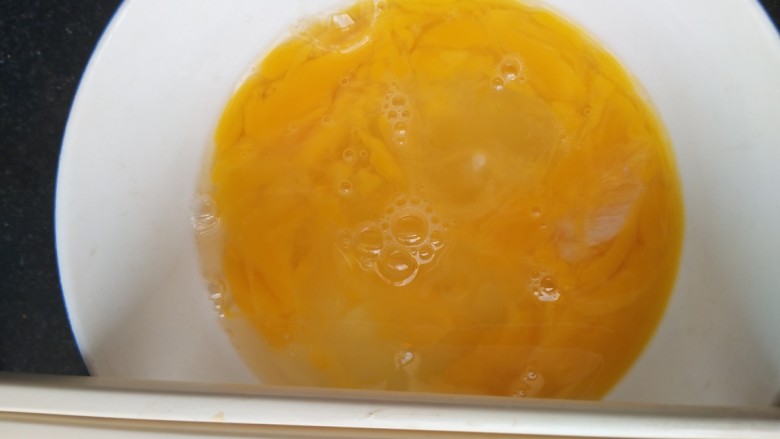 八珍黄韭饺子,加点水搅拌均匀（这样炒的会很好看）