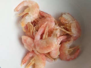 八珍黄韭饺子,我用的家里的北极甜虾，因为留肚里的虾子没有全部去虾腿。