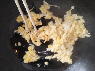 八珍黄韭饺子,炒制鸡蛋。