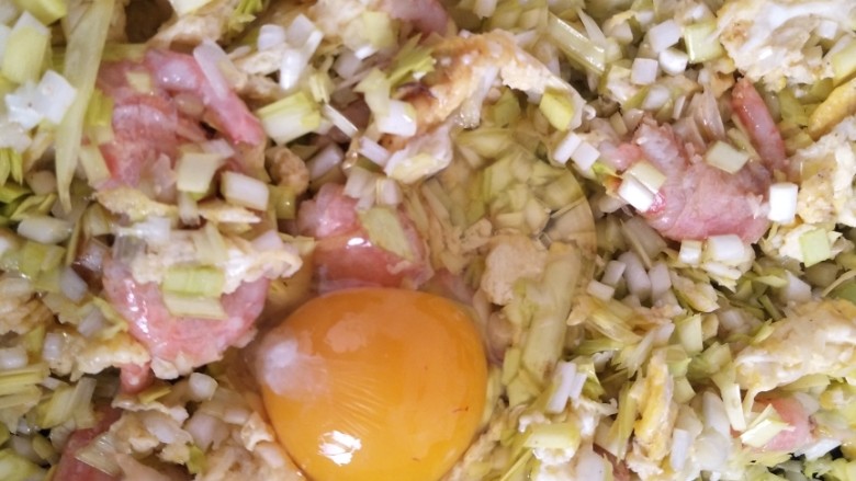 八珍黄韭饺子,最后磕入一个鸡蛋，搅拌均匀。