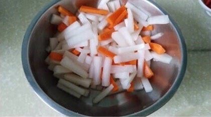自制酸萝卜,腌制后的萝卜出水，抓捏均匀，沥干水分