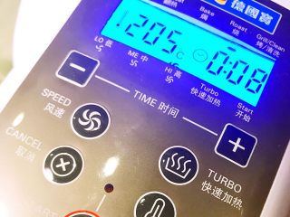 经光波烘焙的金针菇培根卷,将光波炉的温度参数设置为205度，并在强风下烘焙8分钟。