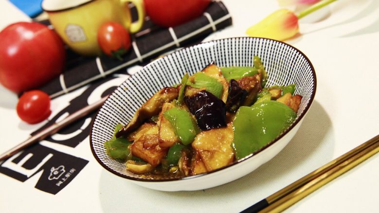 地三鲜★东北那旮沓的美食,它算是东北名菜之一，其实也不难做，难点在于炸料和兑汁的调味。