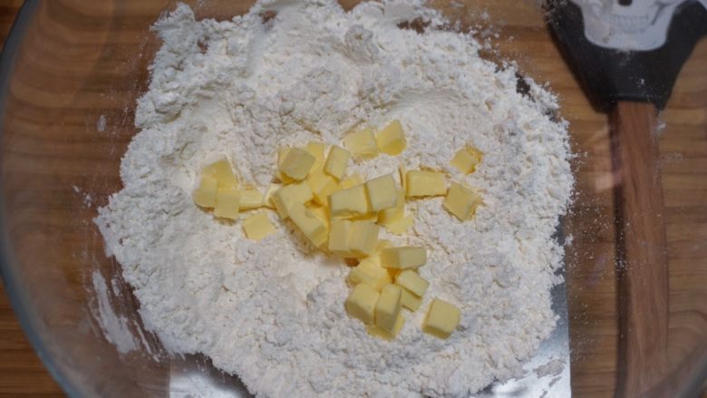 免揉mini肉桂卷,将粉类物质拌均匀，再加入黄油块。