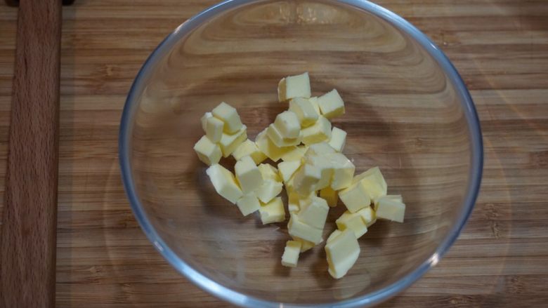 免揉mini肉桂卷,把黄油切成小块，放进冰箱冷藏，保证黄油够硬。