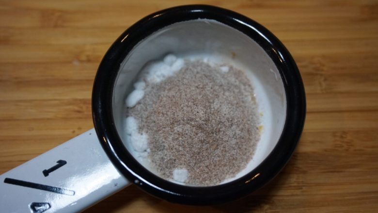 免揉mini肉桂卷,下面来做糖浆部分
将糖粉和速溶咖啡粉拌匀，慢慢加入温水小心和匀。