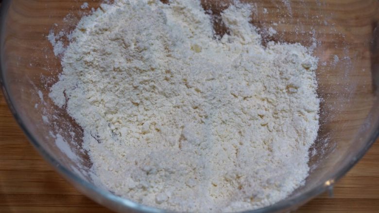 免揉mini肉桂卷,用手将黄油块压扁，和着粉类来回搓，让黄油变细碎，像上图那种状态。
