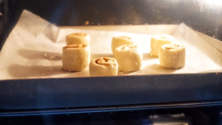 免揉mini肉桂卷,烤箱200度预热，将肉桂卷放入烘烤20分钟。
