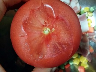 整个番茄饭,番茄洗净去蒂。