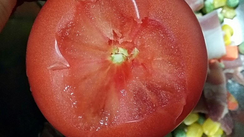 整个番茄饭,<a style='color:red;display:inline-block;' href='/shicai/ 59'>番茄</a>洗净去蒂。