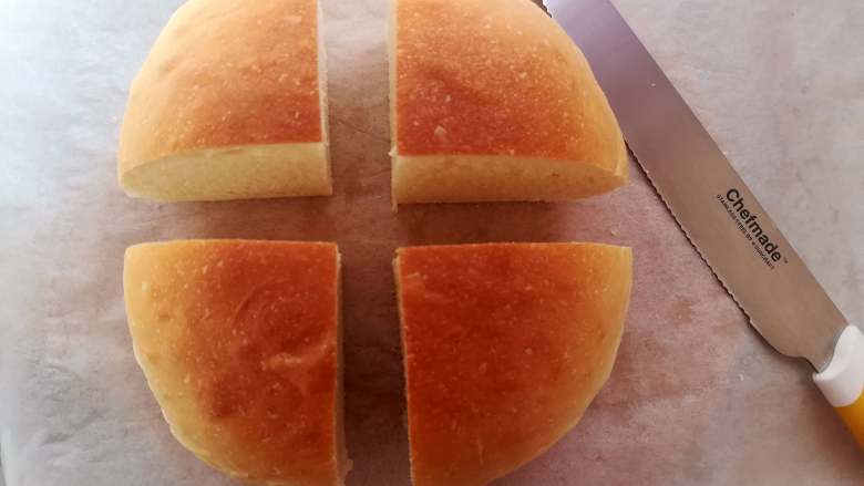 奶酪包,放凉后的面包用到切十字切成4份