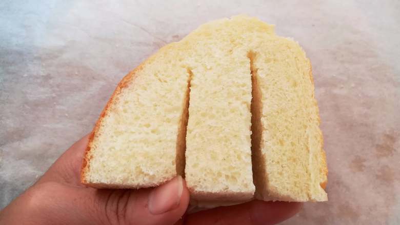 奶酪包,每一块面包分别再切2刀，底部不要切断
