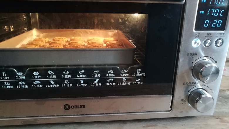 全麦饼干,全麦饼干胚放入预热好的烤箱中下层，上下火170度烤20分钟