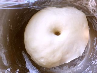 大理石纹金砖吐司,发酵好的面团手指沾点干粉按下去有个圆圆的洞，不回弹即可