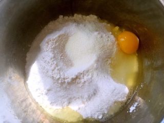 大理石纹金砖吐司,将高筋面粉、鸡蛋、酵母、奶粉、砂糖跟一小撮盐倒入盆内