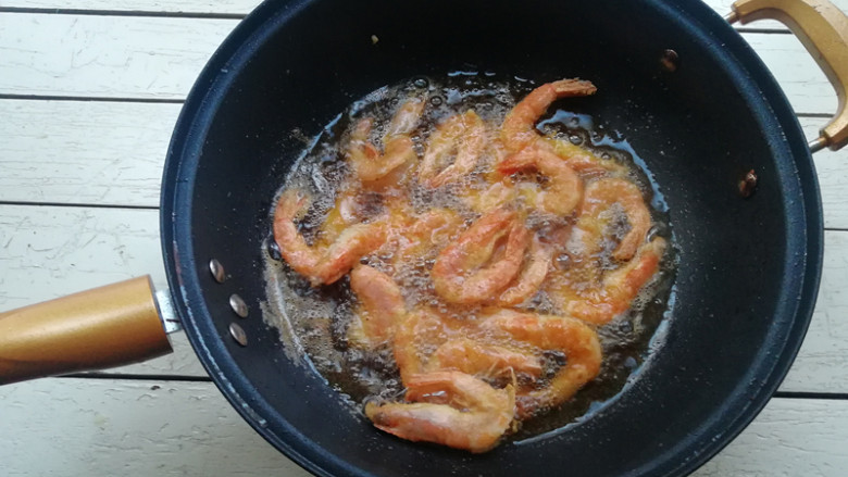 【干煸大虾土豆条】,升高油温至6-7成热，下入大虾炸至定型，捞出
