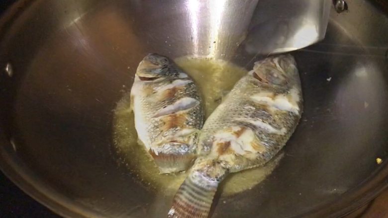 罗非鱼家常菜做法,煎至金黄捞出备用