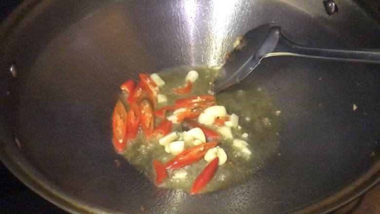 罗非鱼家常菜做法,锅内留油，倒入蒜末小米椒爆香