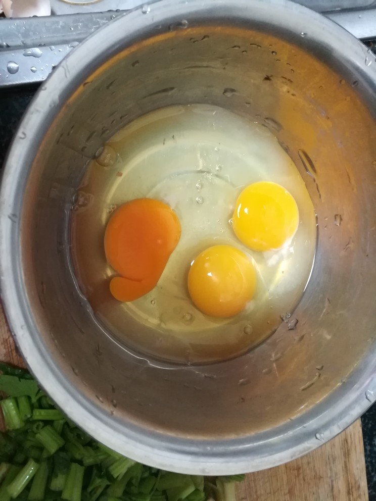 银鱼干煎蛋,鸡蛋打到盆子里。