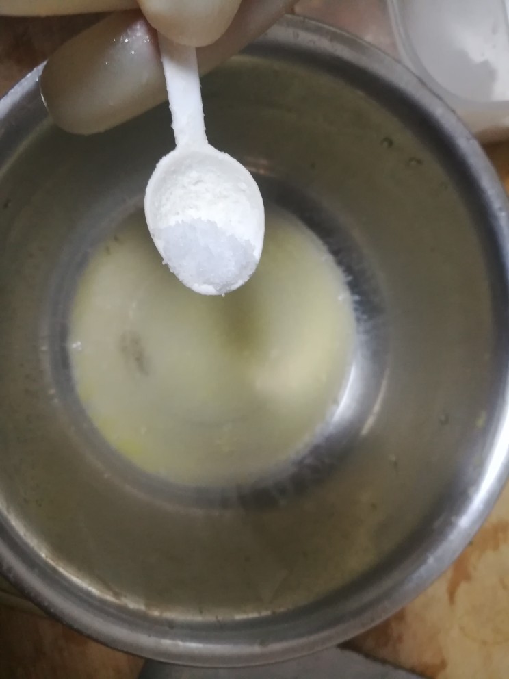 银鱼干煎蛋,在盆子里加入适量盐巴调味。